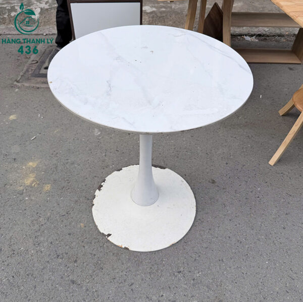 ban cafe tron cu mat trang van da 2