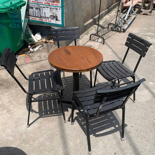 ban ghe cafe cu tong den nau gon gang 1