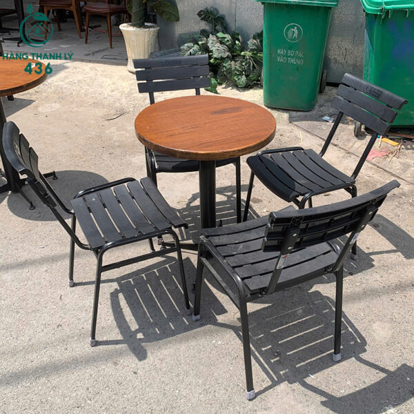 ban ghe cafe cu tong den nau gon gang 2