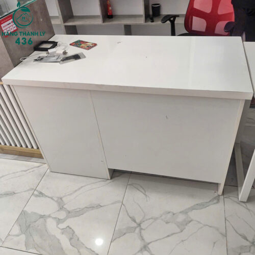 ban lam viec cu 1m2 mau trang co hoc tu 1