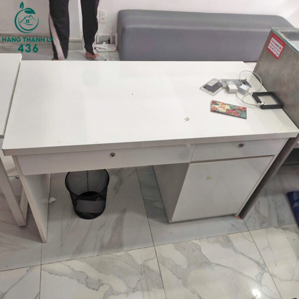 ban lam viec cu 1m2 mau trang co hoc tu 2