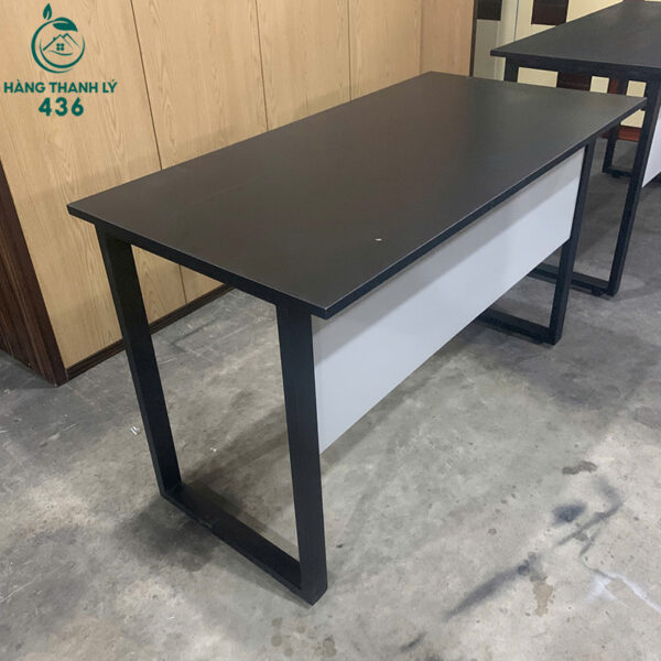 ban lam viec cu mat go mau den 1m2 3