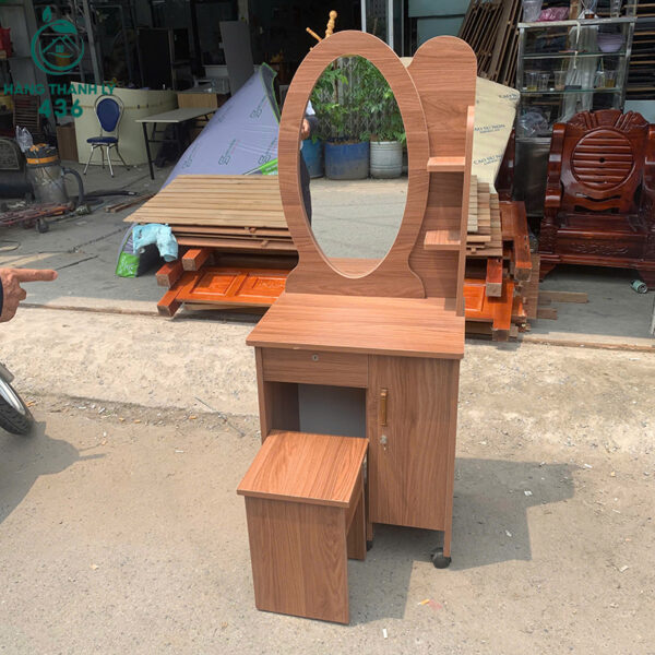 ban trang diem cu co guong oval va ghe don 1