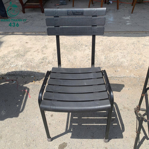 ghe deli quy phuc cu khung sat mau den 2