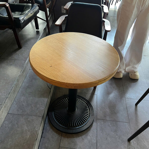 ban cafe cu mat van go vang chan gang duc 1
