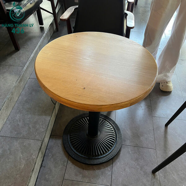 ban cafe cu mat van go vang chan gang duc 2