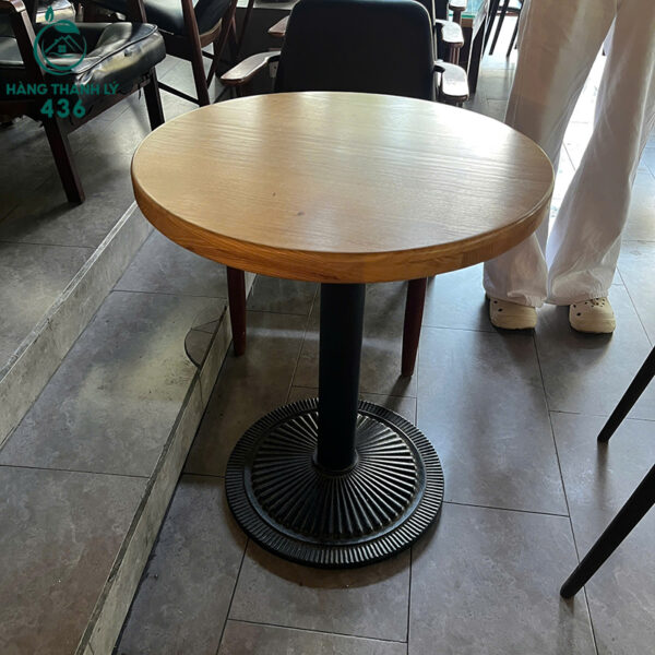 ban cafe cu mat van go vang chan gang duc 3