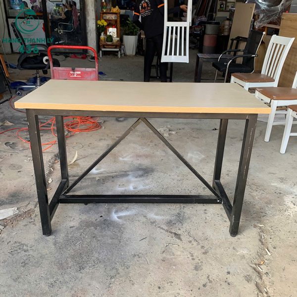 ban lam viec cu 1m2x60cm mat go chan sat den 1