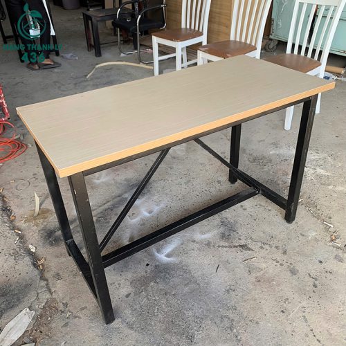 ban lam viec cu 1m2x60cm mat go chan sat den 2