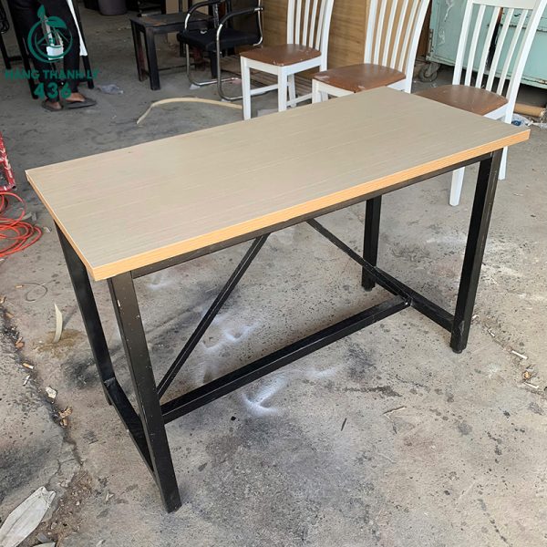 ban lam viec cu 1m2x60cm mat go chan sat den 2