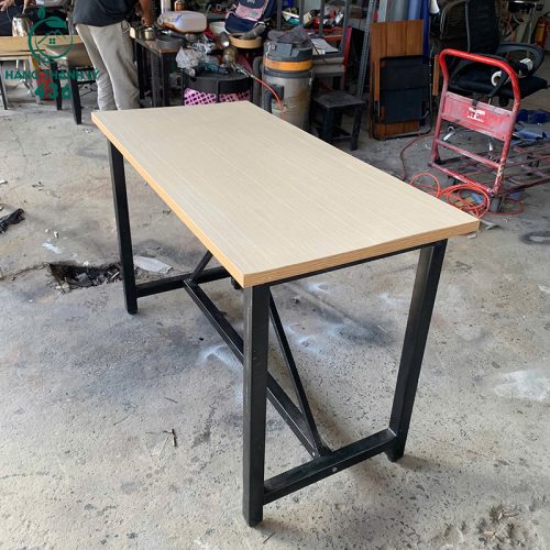 ban lam viec cu 1m2x60cm mat go chan sat den 3