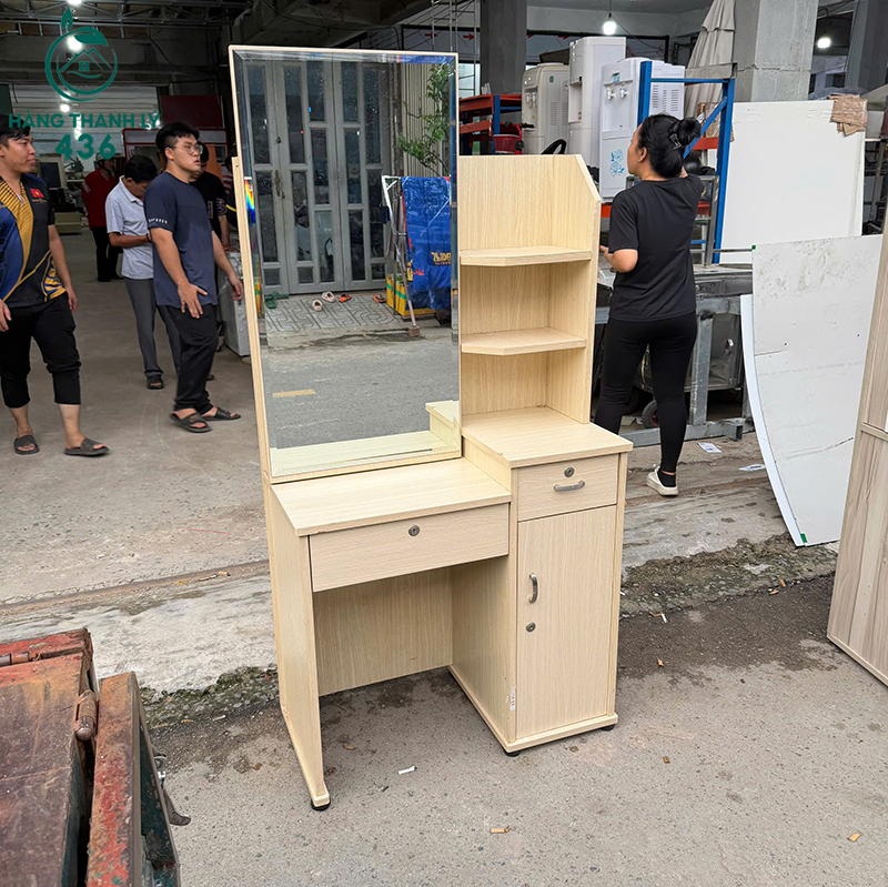 ban-trang-diem-cu-van-go-vang-co-guong-lon-1 Bàn Trang Điểm Cũ Vân Gỗ Vàng Có Gương Lớn
