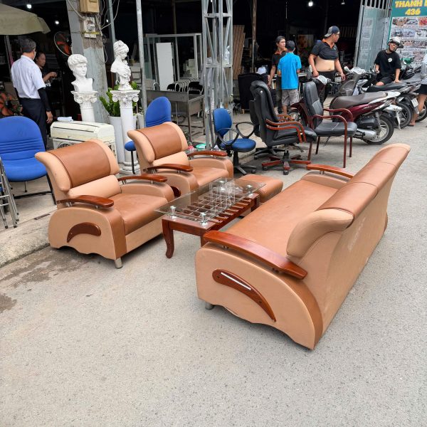 bo-ghe-sofa-cu-boc-da-nau-kem-ban-kinh (1) bo ghe sofa cu boc da nau kem ban kinh 1