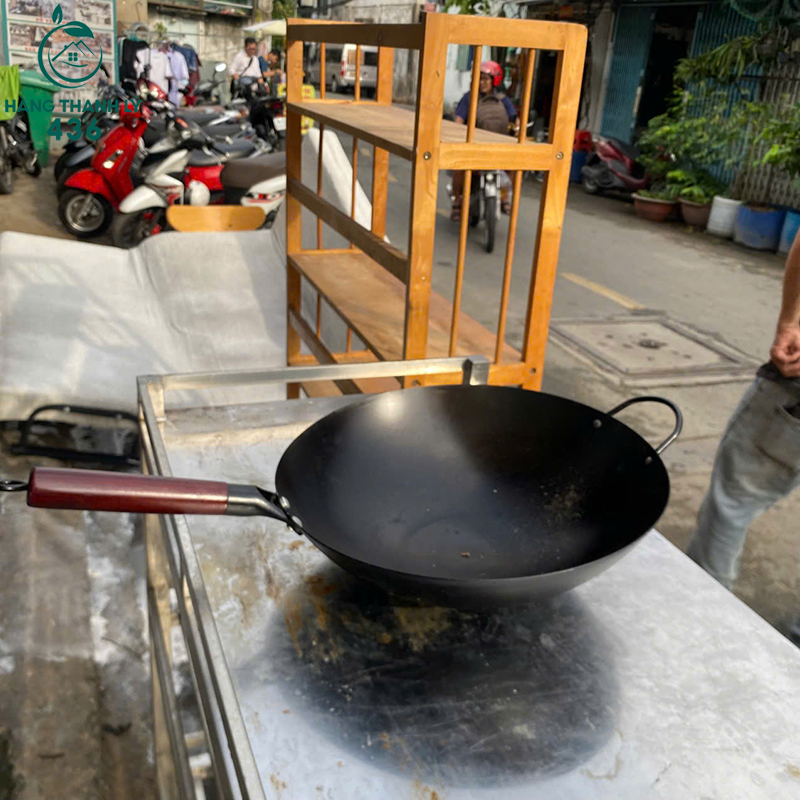 chao-xao-cu-long-sau-mau-den-co-tay-cam-go Chảo Xào Cũ Lòng Sâu Màu Đen Có Tay Cầm Gỗ