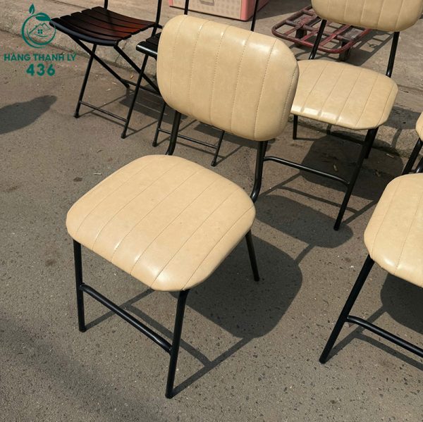 ghe-cafe-cu-boc-da-mau-kem-chan-sat-den (4) ghe cafe cu boc da mau kem chan sat den 4