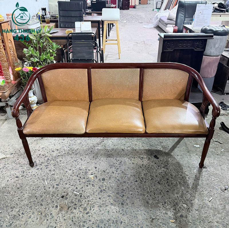 ghe-sofa-go-cu-3-cho-ngoi-boc-da-mau-vang-nau-1 Ghế Sofa Gỗ Cũ 3 Chỗ Ngồi Bọc Da Màu Vàng Nâu