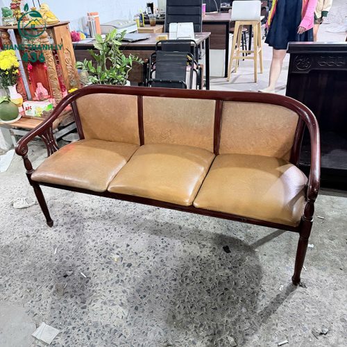 Ghế Sofa Gỗ Cũ 3 Chỗ Ngồi Bọc Da Màu Vàng Nâu 3 ghe sofa go cu 3 cho ngoi boc da mau vang nau 2