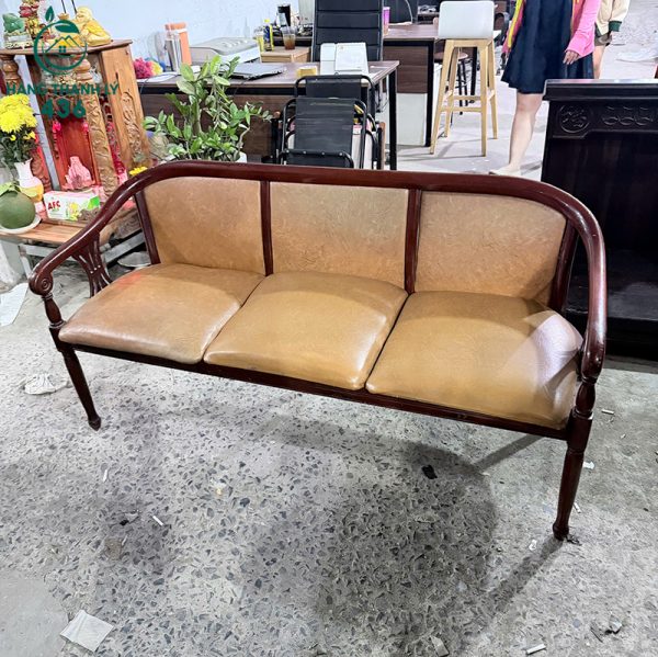 ghe-sofa-go-cu-3-cho-ngoi-boc-da-mau-vang-nau (2) ghe sofa go cu 3 cho ngoi boc da mau vang nau 2