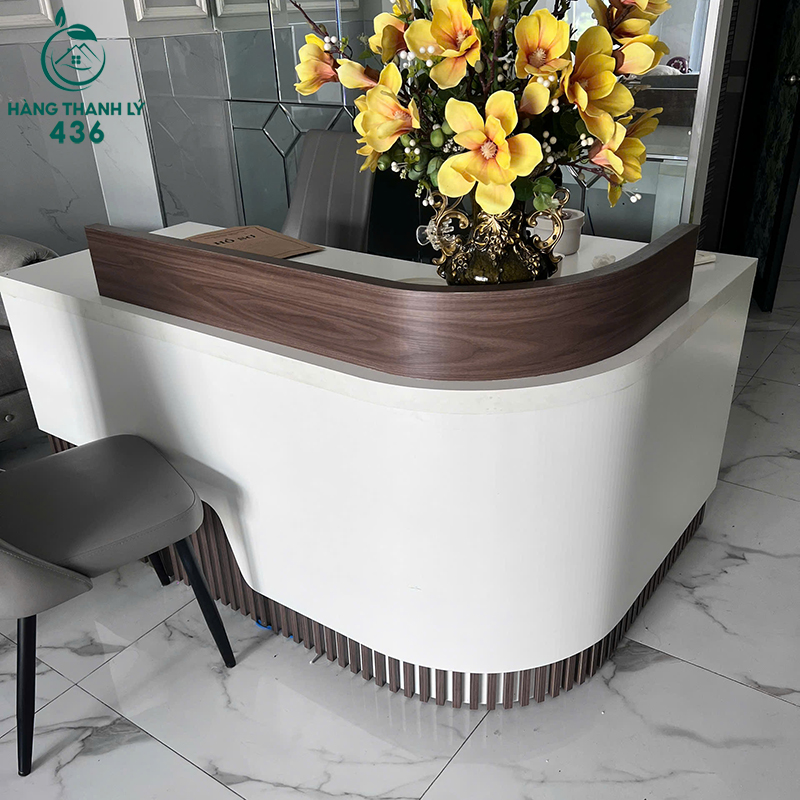 Quầy Lễ Tân Cũ Bo Cong Màu Trắng Phối Gỗ 2 quay le tan cu bo cong mau trang phoi go