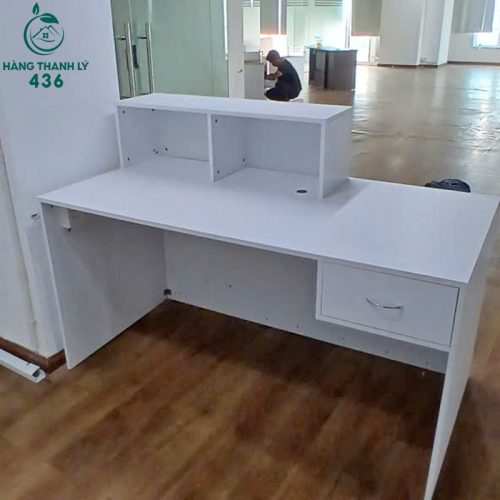 Quầy Lễ Tân Cũ Màu Trắng Phối Gỗ Sọc 2 quay le tan cu mau trang phoi go soc 1