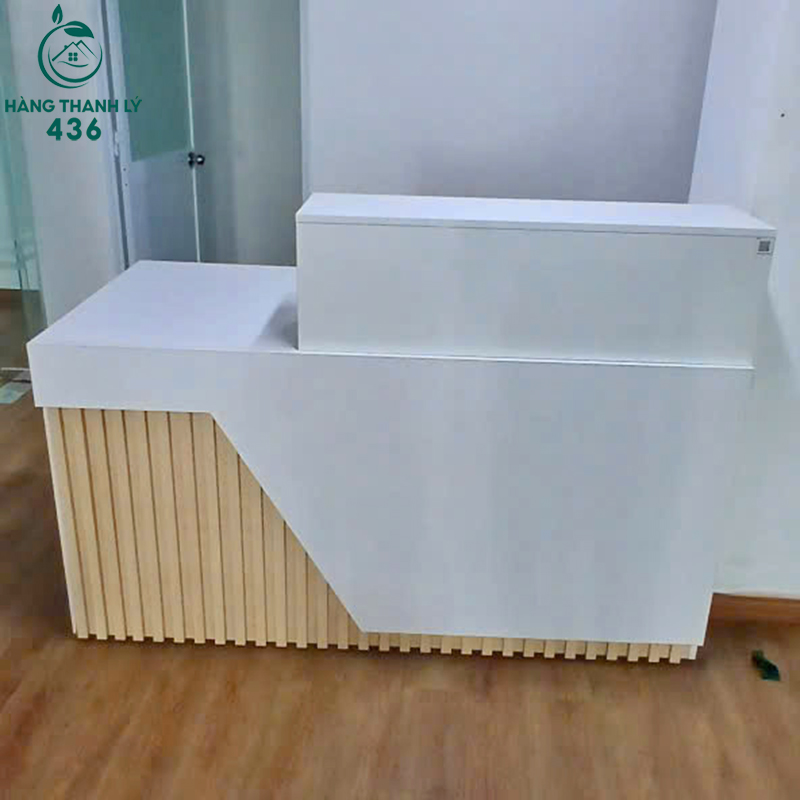 quay-le-tan-cu-mau-trang-phoi-go-soc-2 Quầy Lễ Tân Cũ Màu Trắng Phối Gỗ Sọc