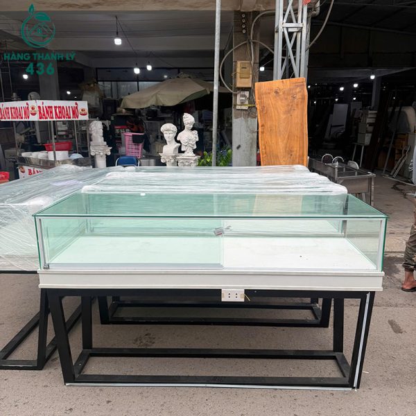 quay trung bay cu chan sat co hop kinh 1m8 1