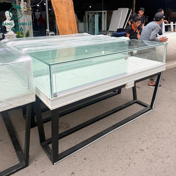 quay trung bay cu chan sat co hop kinh 1m8 2