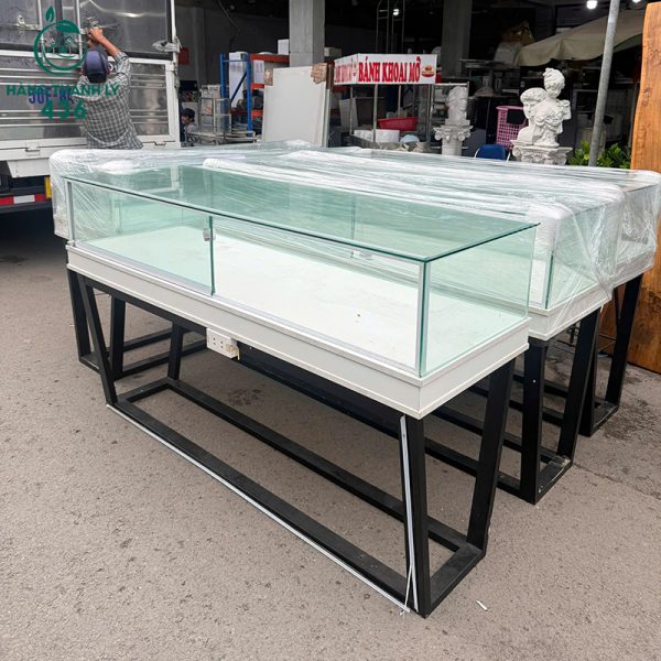 quay trung bay cu chan sat co hop kinh 1m8 3